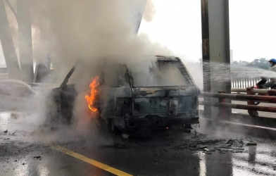 Range Rover bất ngờ bốc cháy ngùn ngụt trên cầu Chương Dương